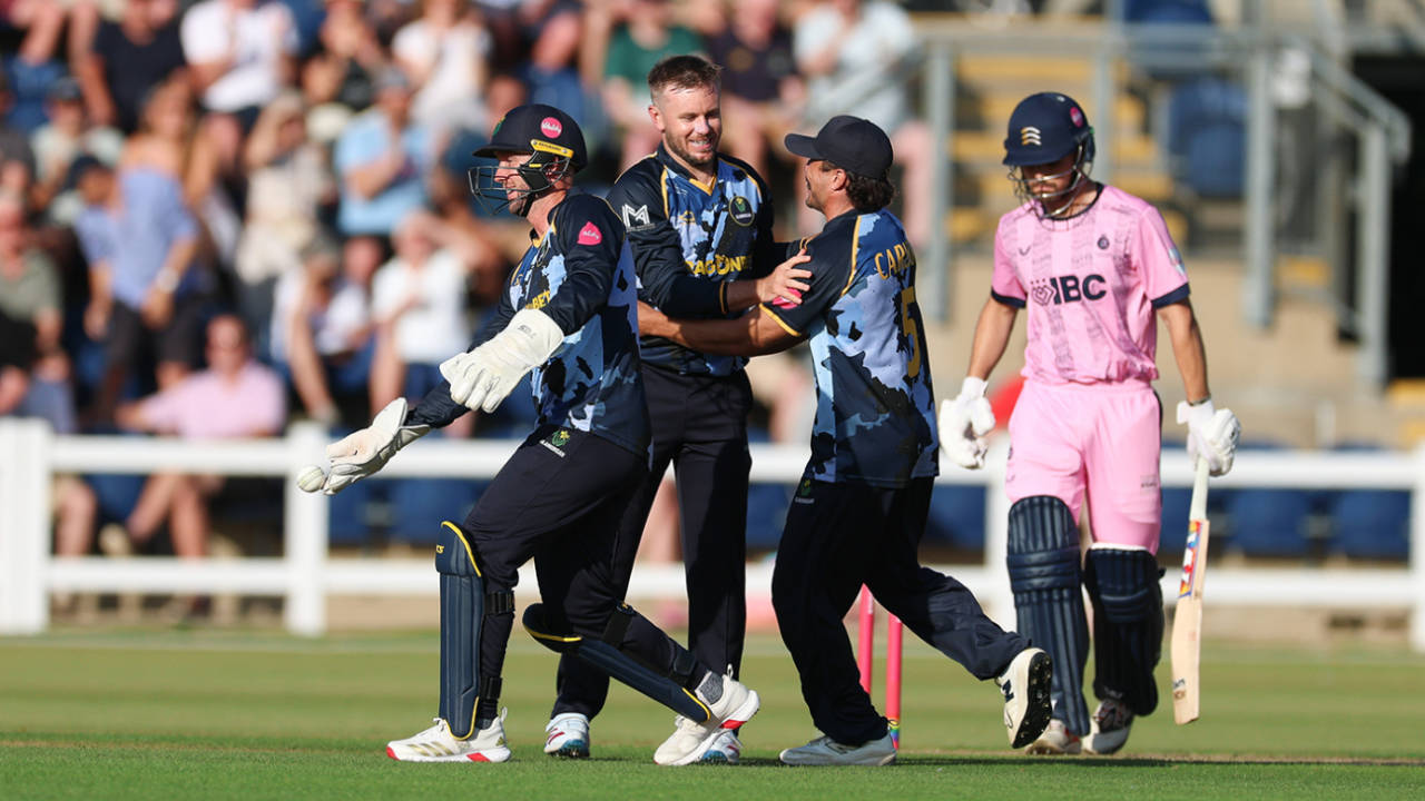 Mason Crane celebrates with his team-mates, Glamorgan vs Middlesex, Men's T20 Blast, Cardiff, June 26, 2026