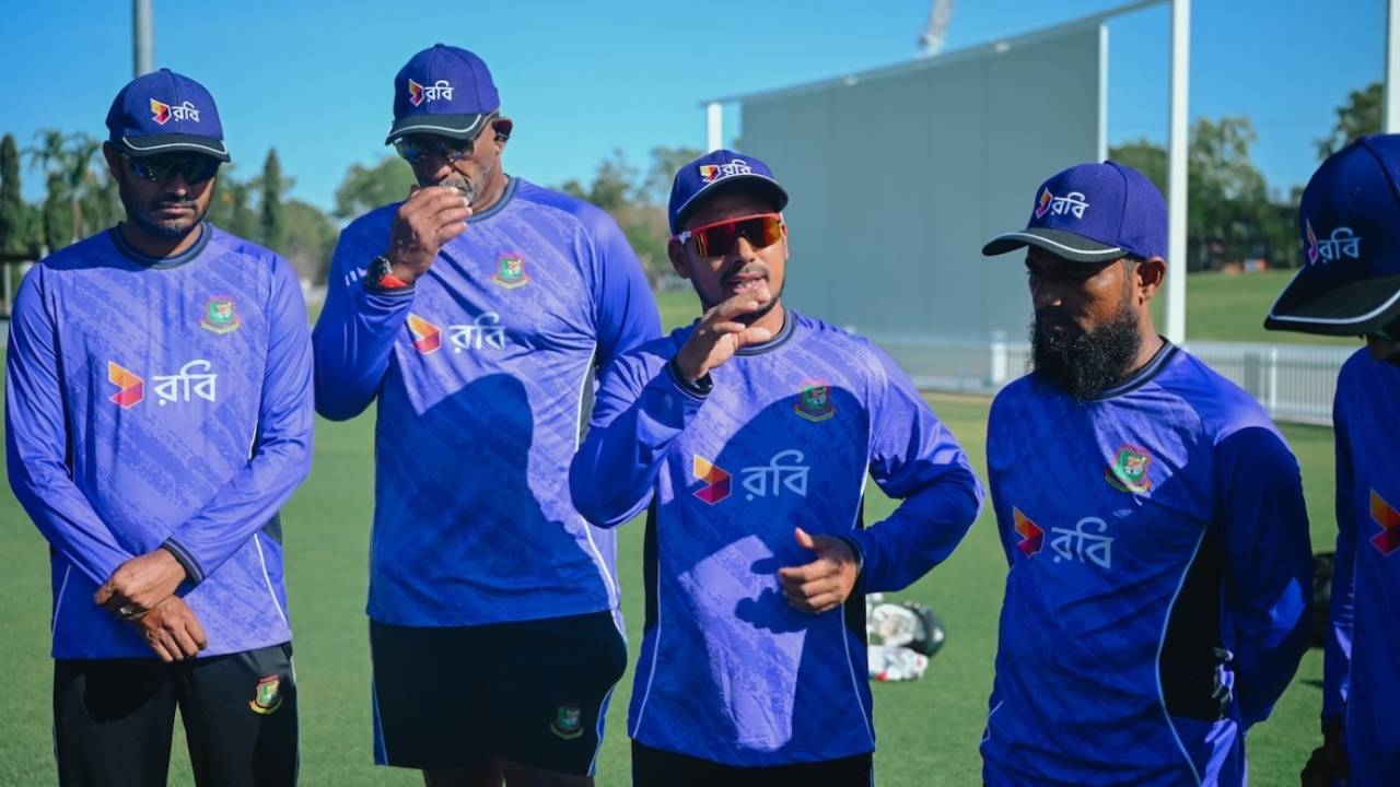 Mohammad Ashraful speaks in a team huddle, Darwin, August 3, 2026