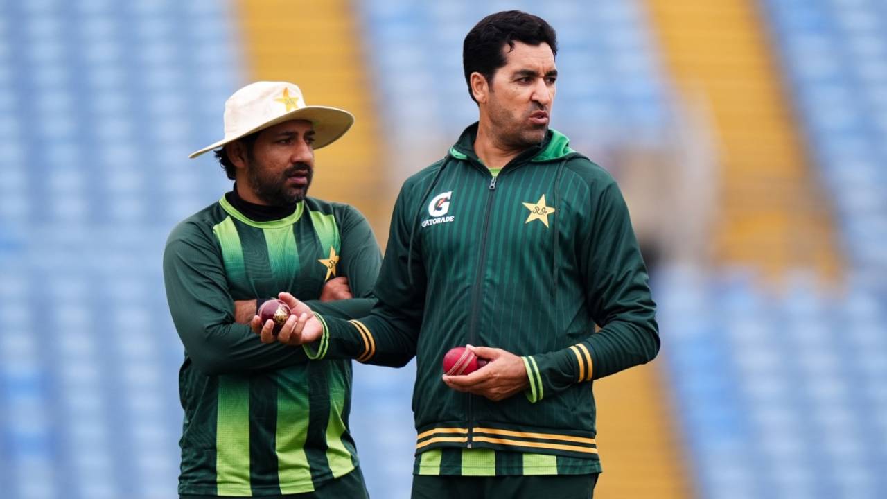 Pakistan head coach Sarfaraz Ahmed and bowling coach Umar Gul chat, England vs Pakistan, Leeds, August 17, 2026