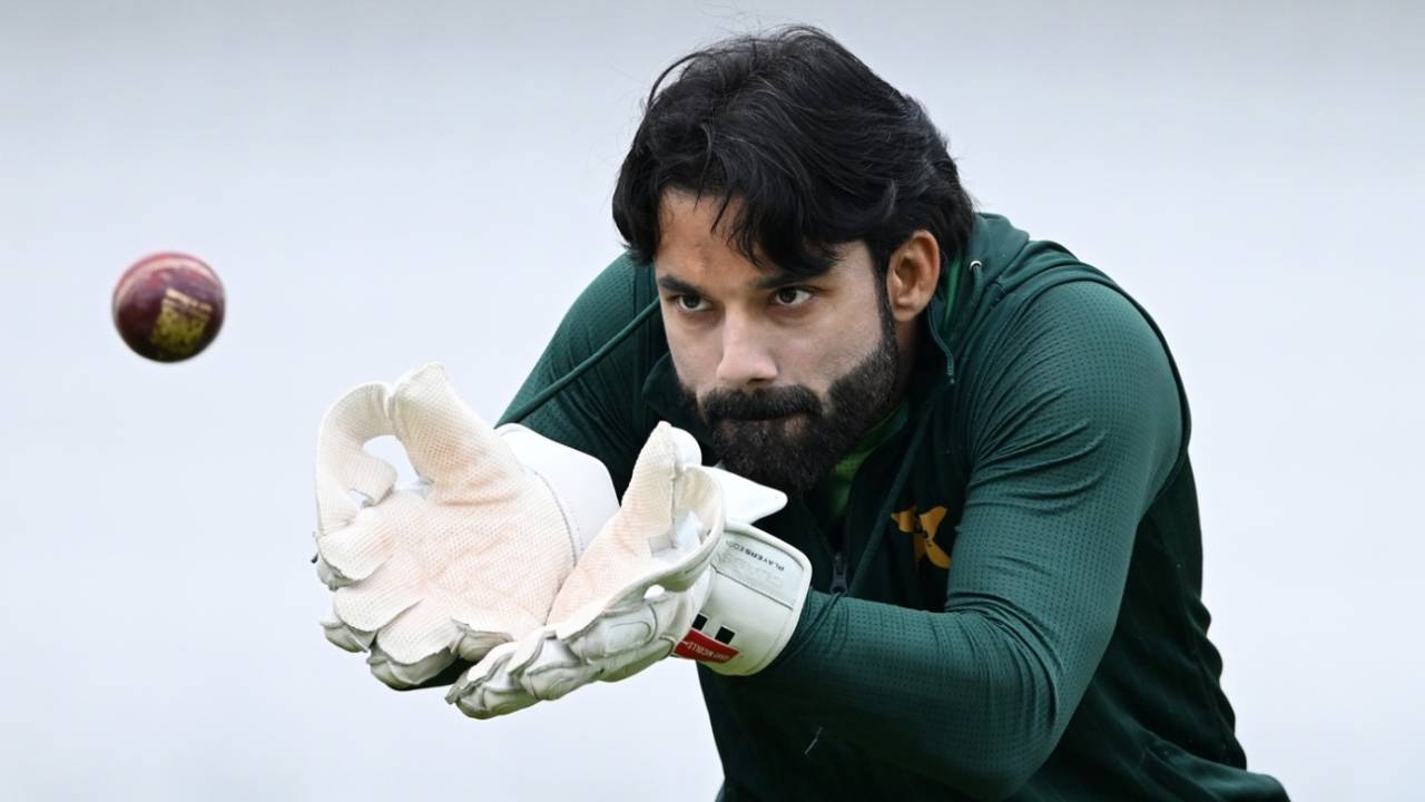 Mohammad Rizwan watches the ball onto the gloves, England vs Pakistan, Leeds, August 17, 2026