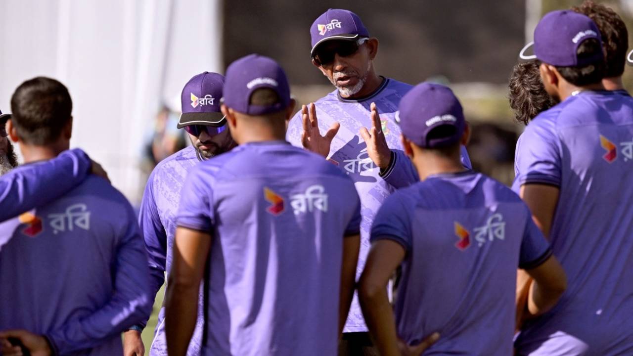 Phil Simmons speaks to his side before play, Australia vs Bangladesh, 1st Test, 3rd day, Darwin, August 15, 2026