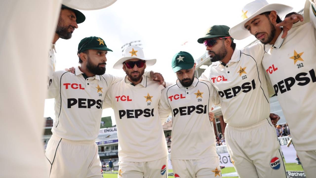 Babar Azam gets his team in a huddle, England vs Pakistan, 2nd Test, Lord's, 4th day, August 30, 2026