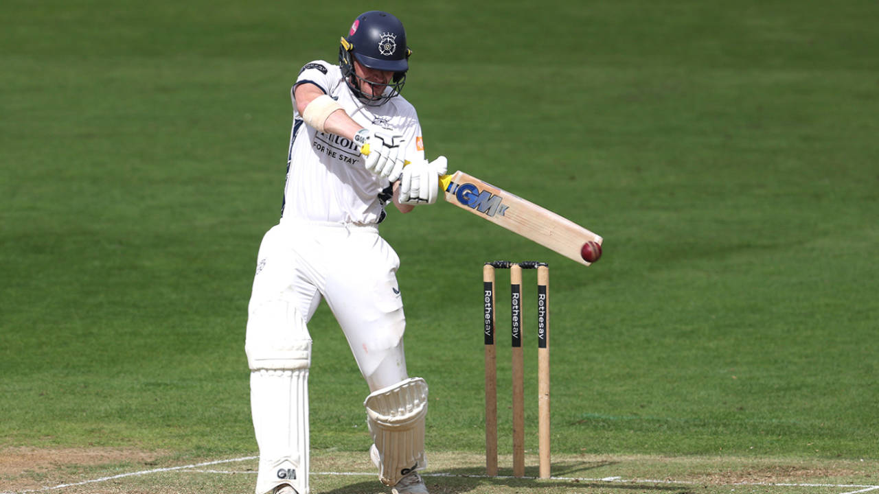 Nick Gubbins frees his arms, Nottinghamshire vs Hampshire, County Championship, Division One, Trent Bridge, September 9, 2026