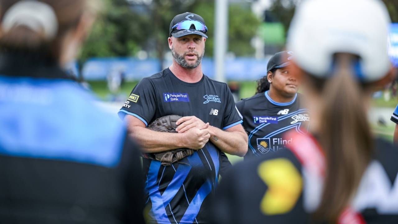 Luke Williams speaks in the huddle, Adelaide Strikers vs Hobart Hurricanes, WBBL 2025, Adelaide, December 5, 2025