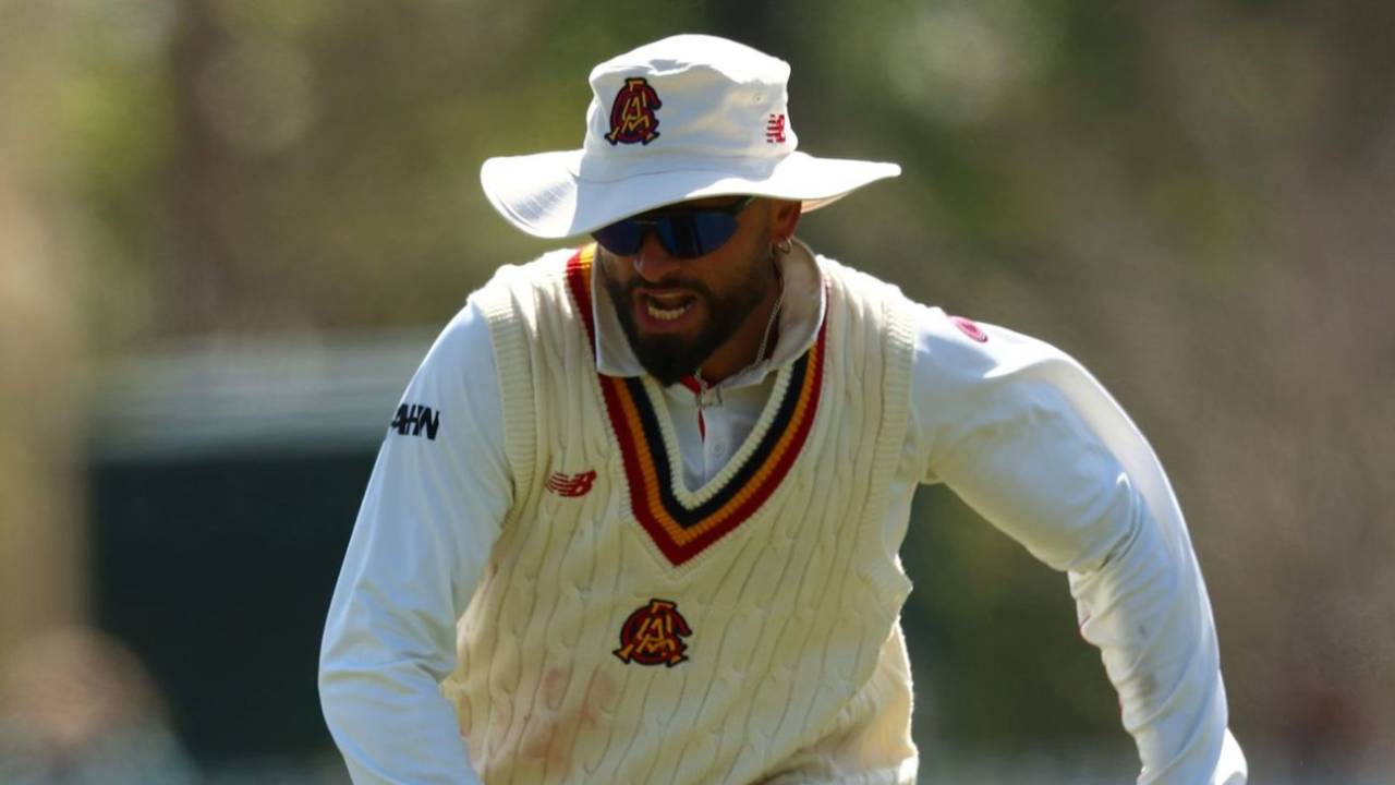 Jake Weatherald suffered concussion after colliding with the fence while fielding, Victoria vs South Australia, day 1, Sheffield Shield, Junction Oval, October 7, 2026