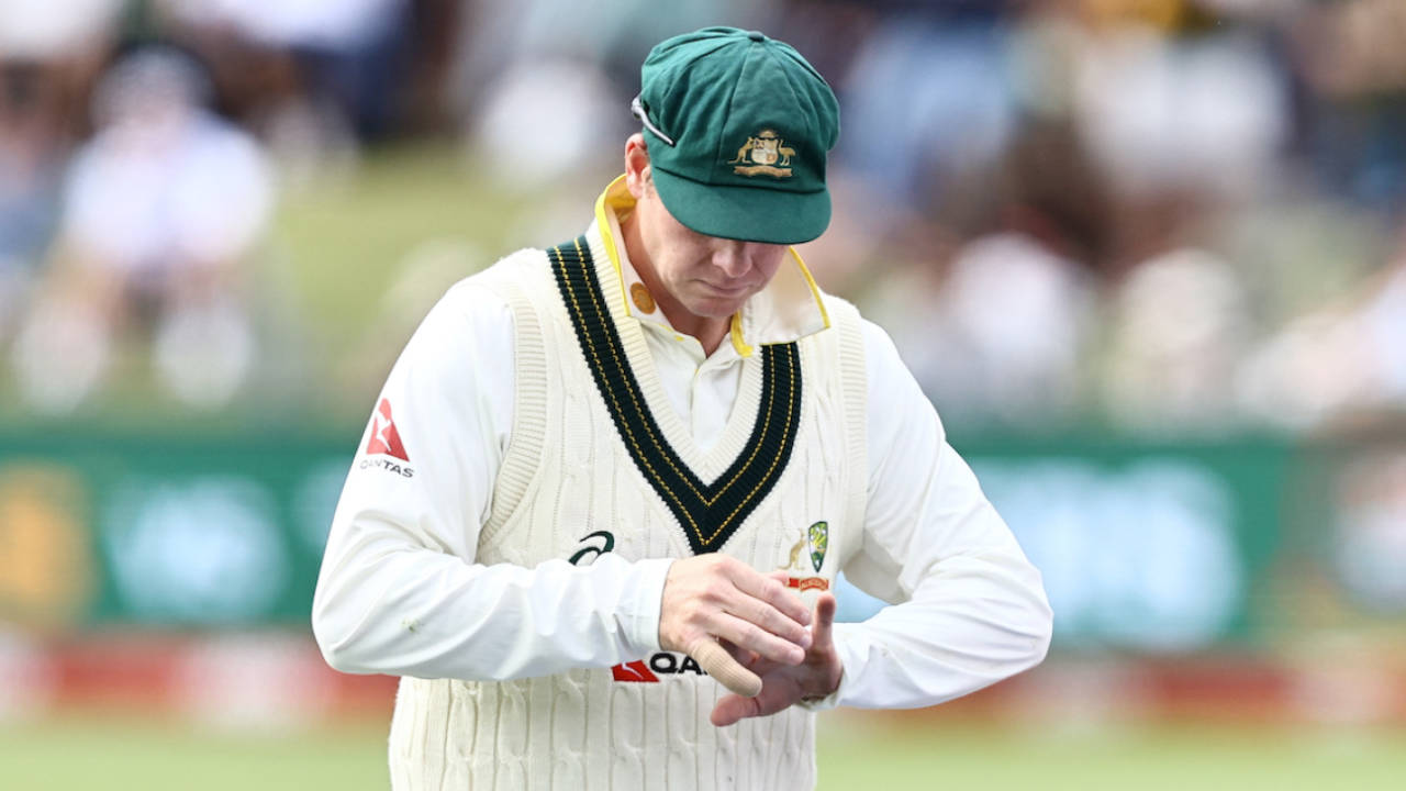Steven Smith was hit on the fingers trying to take a low catch at slip, South Africa vs Australia, 2nd Test, Gqeberha, Day 3, October 20, 2026