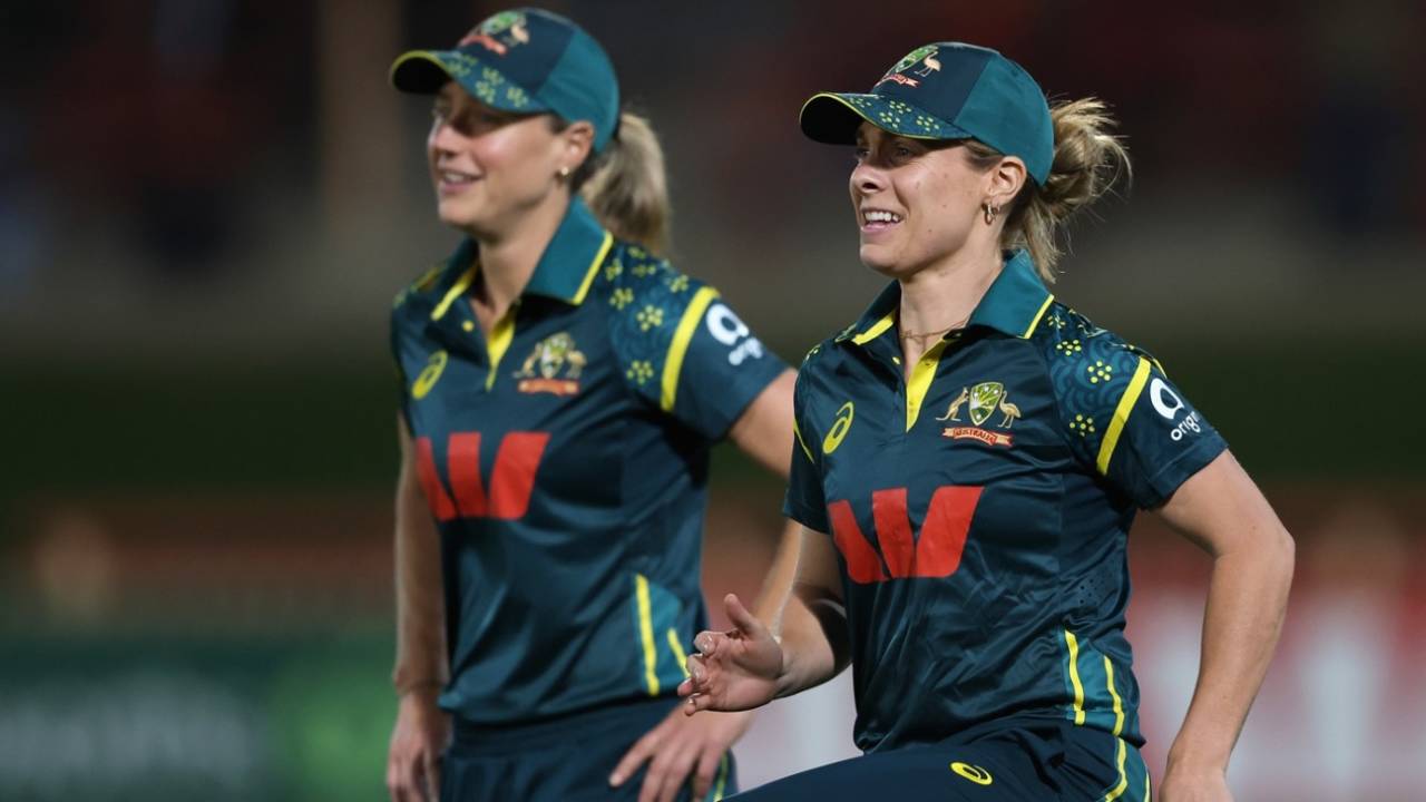 Sophie Molineux and Ellyse Perry warm up, Australia vs New Zealand, 3rd Women's T20I, North Sydney, October 22, 2026