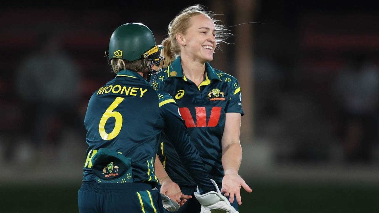 Kim Garth struck just before rain returned, Australia vs New Zealand, 3rd Women's T20I, North Sydney, October 22, 2026