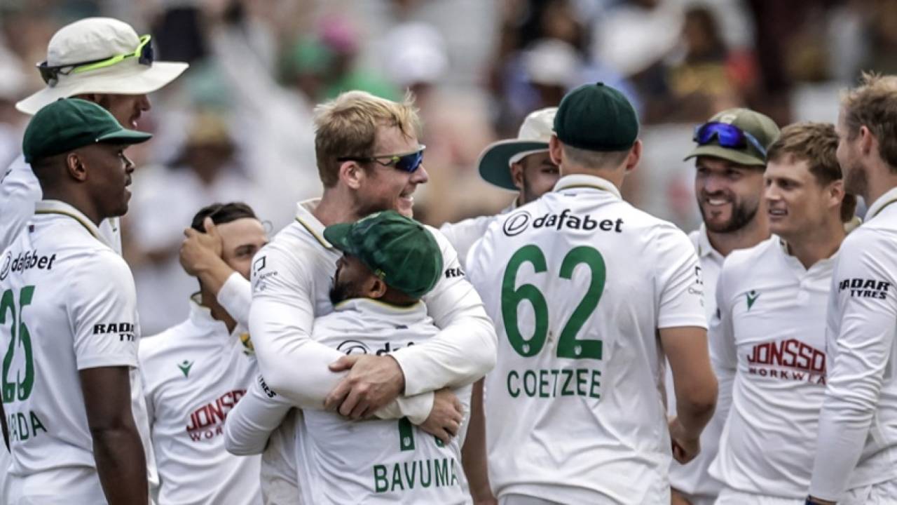 Simon Harmer, Temba Bavuma and the rest of South Africa's side celebrate victory, South Africa vs Australia, 3rd Test, Cape Town, 5th Day, October 31, 2026