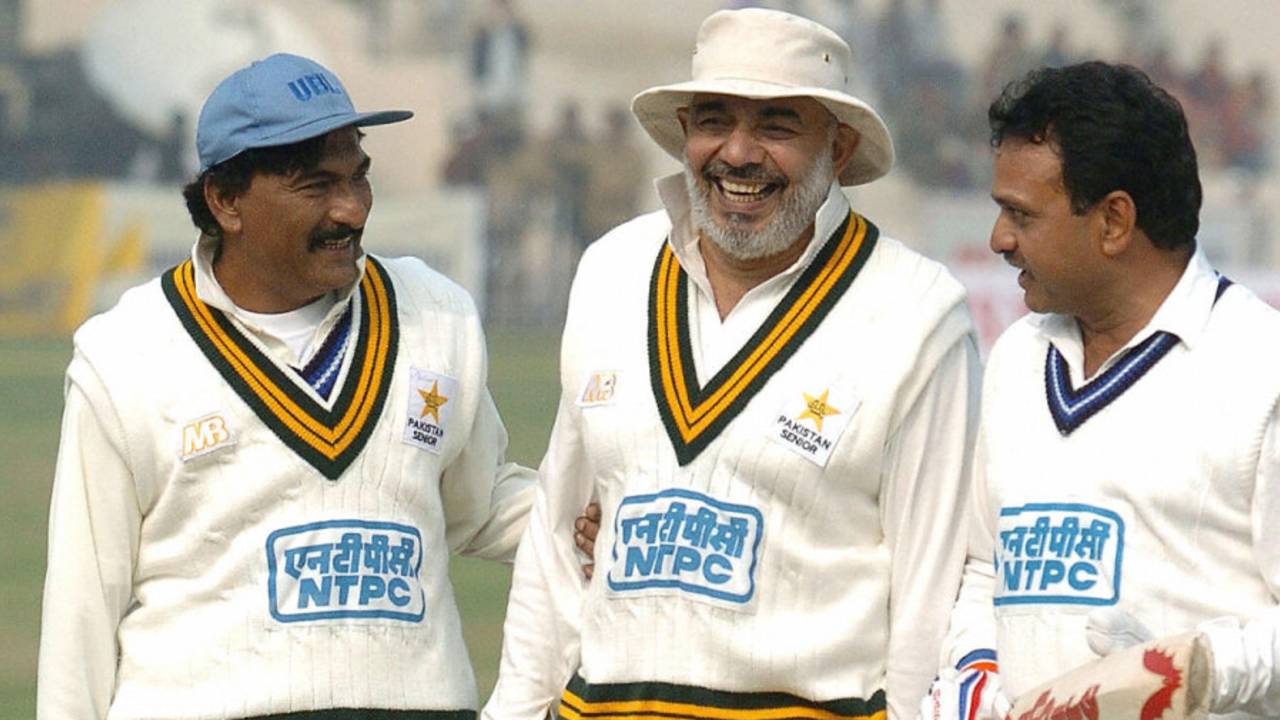 (From left) Former Pakistan Test players Mansoor Akhtar and Azmat Rana speak to former Indian Test batsman Yashpal Sharma, Indian Veterans v Pakistan Veterans, Delhi, December 21, 2003