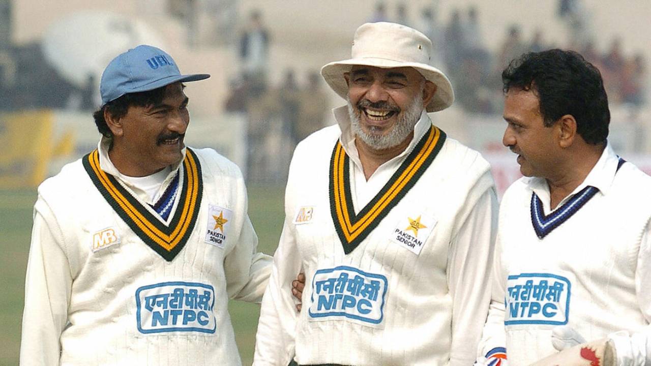 (From left) Former Pakistan Test players Mansoor Akhtar and Azmat Rana speak to former Indian Test batsman Yashpal Sharma