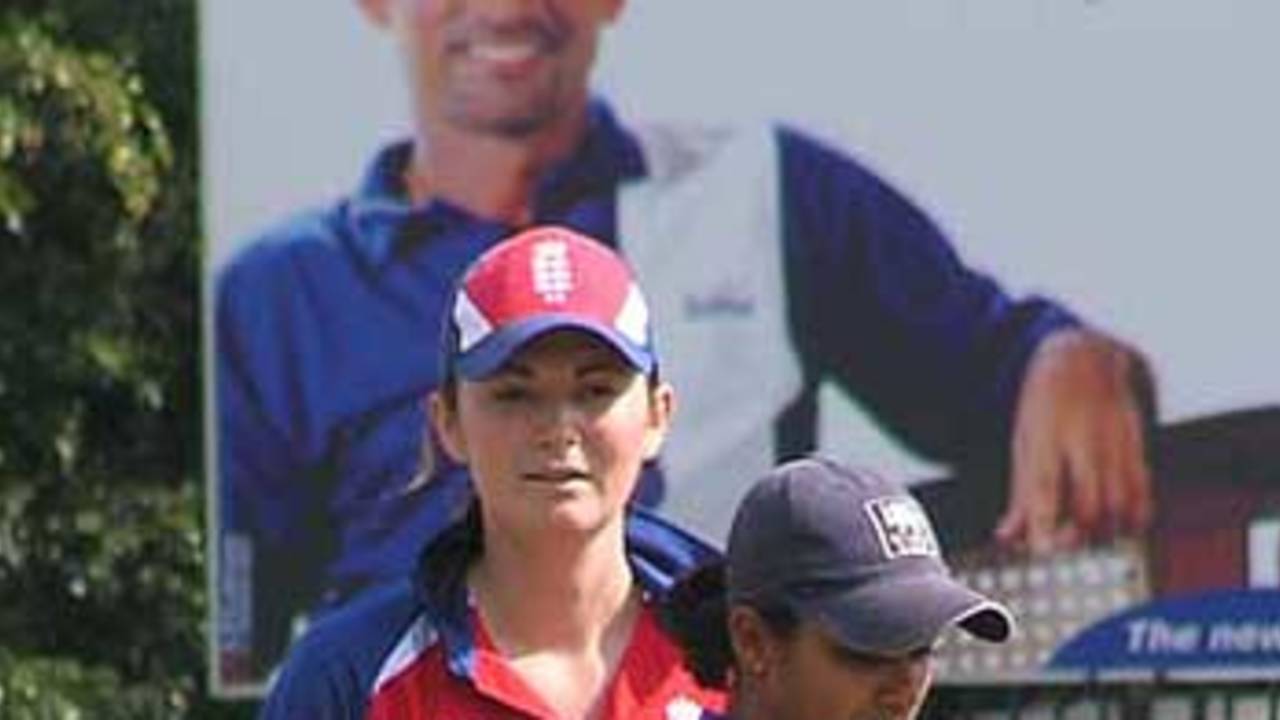 Charlotte Edwards and Sadamali Kumuduni at the toss