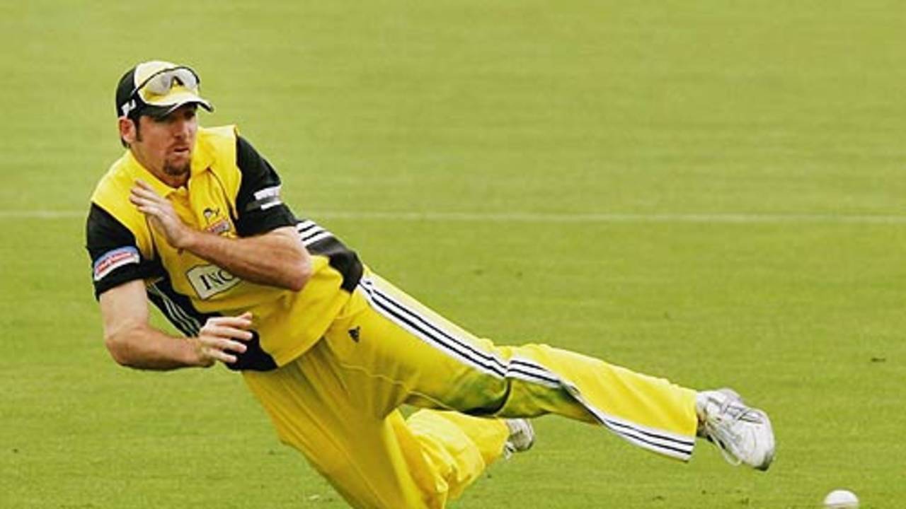 Peter Worthington makes a diving stop, South Australia v Western Australia, ING Cup, Adelaide, November 12, 2005