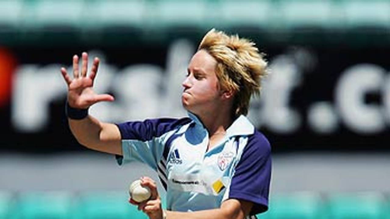 Emma Liddell in action against Queensland, New South Wales v Queensland, Sydney,  December 4, 2005 