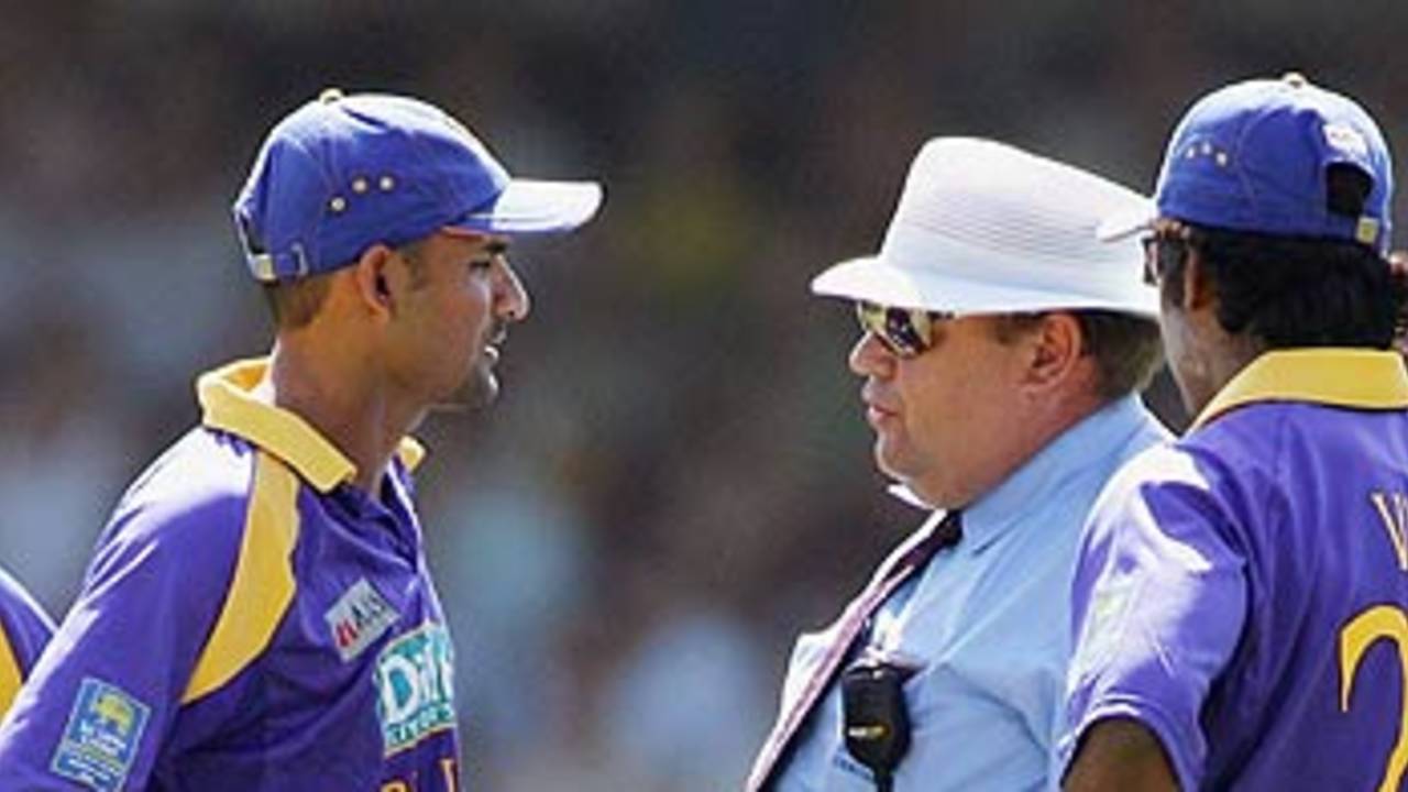 Marvan Atapattu discusses a disputed catch off Ricky Ponting with Peter Parker