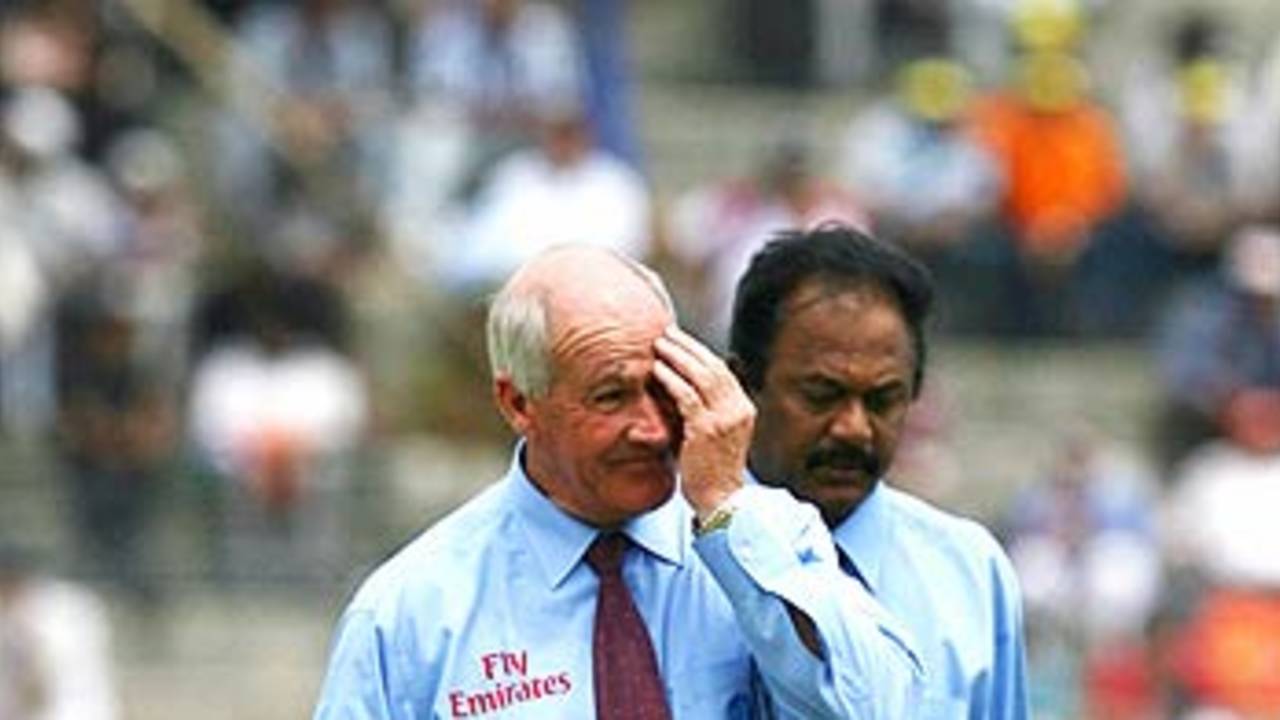 Rudi Koertzen and AV Jayaprakash walk off the ground at the Nehru Stadium