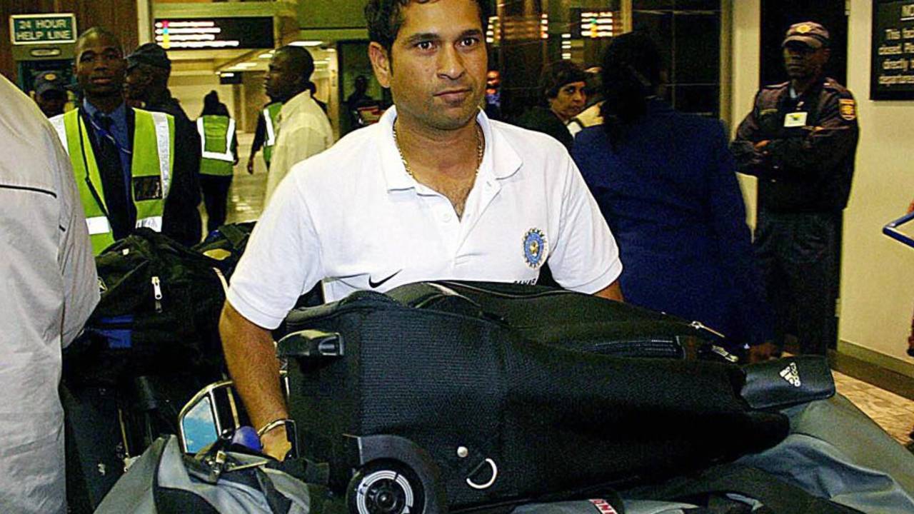 Sachin Tendulkar arrives at the OR Tambo Airport in Johannesburg, November 14, 2006