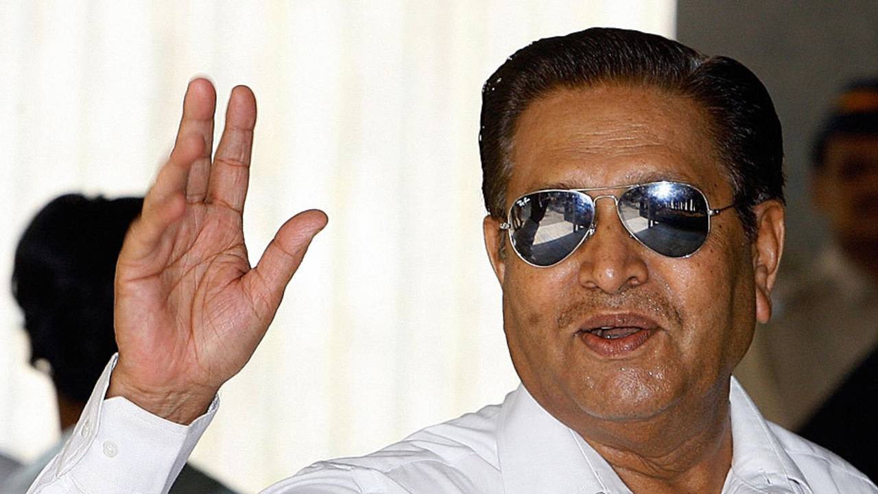Chandu Borde arrives for the second session of the BCCI meeting, Mumbai, April 6, 2007