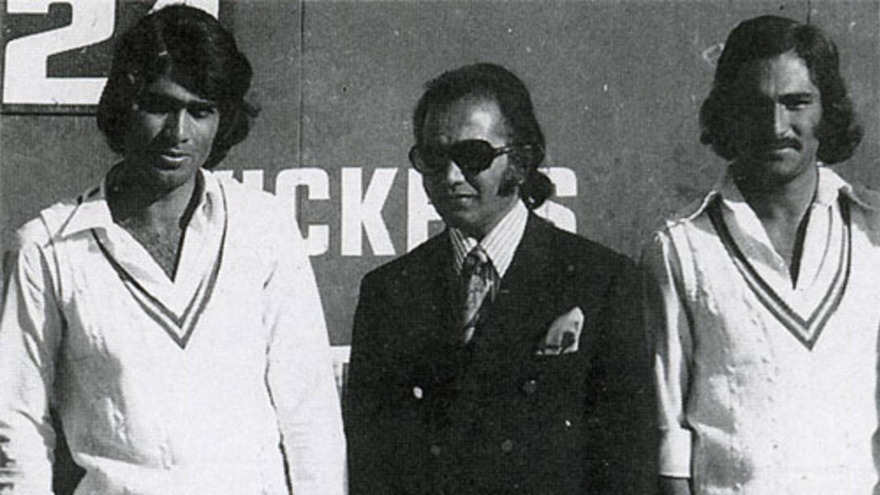 Waheed Mirza (324) and Mansoor Akhtar (224*) pose with Hanif Mohammad