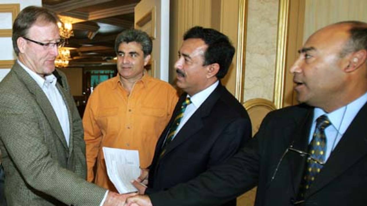Geoff Lawson shakes hands with Mudassar Nazar after his interview for the Pakistan coaching job, Bhurban, June 18, 2007