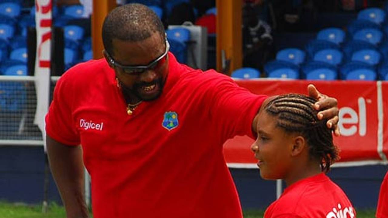 Kenny Benjamin encourages the lone female participant at a Digicel coaching clinic, Arnos Vale, St Vincent, August 7, 2007
