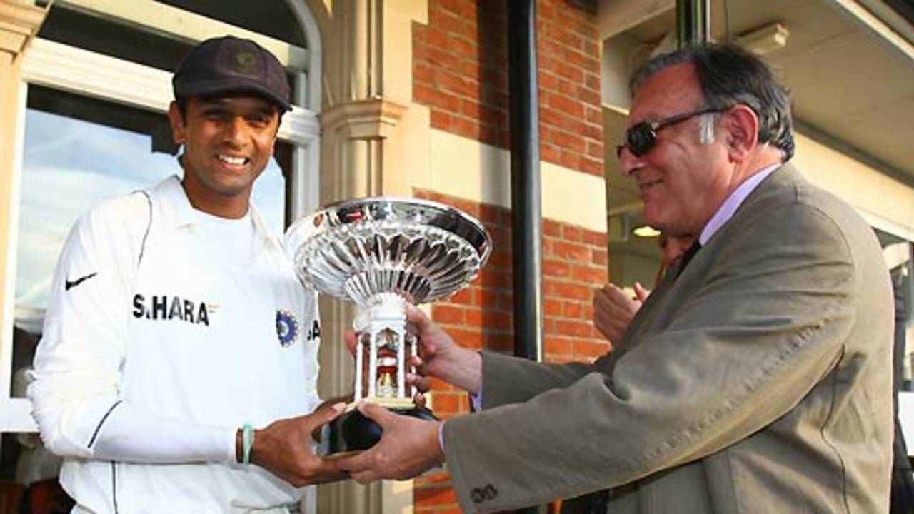 Rahul Dravid receives the Pataudi Trophy from Mansur Ali Khan Pataudi 