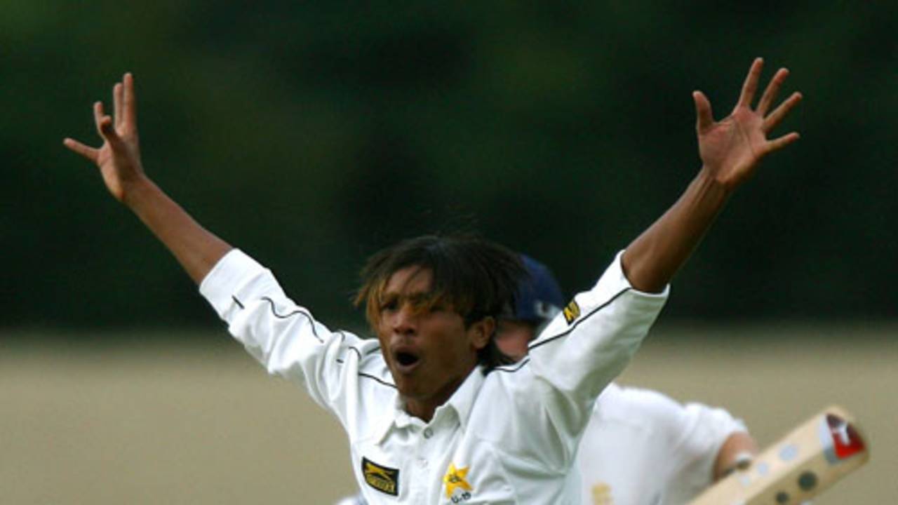 Mohammed Rameez appeals for a wicket, England U-19 v Pakistan U-19, 1st ODI, Shenley, August 15, 2007