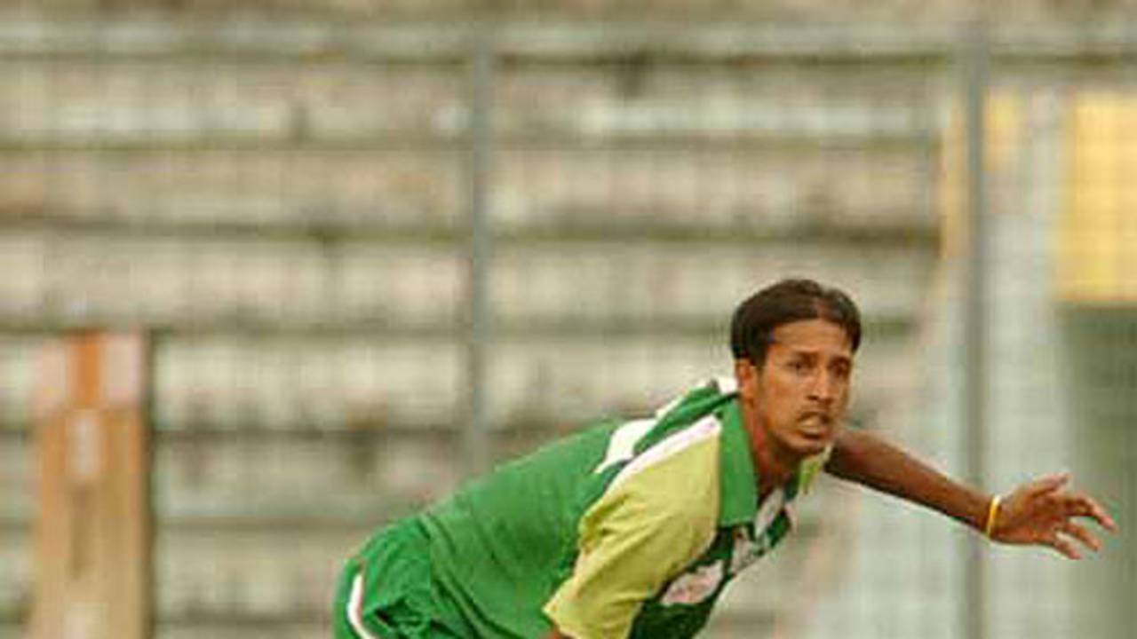 Barisal's Sumon Shaha bowled aggressively but finished with one wicket, Dhaka v Barisal, National Cricket League One-Day, Dhaka, November 6, 2007