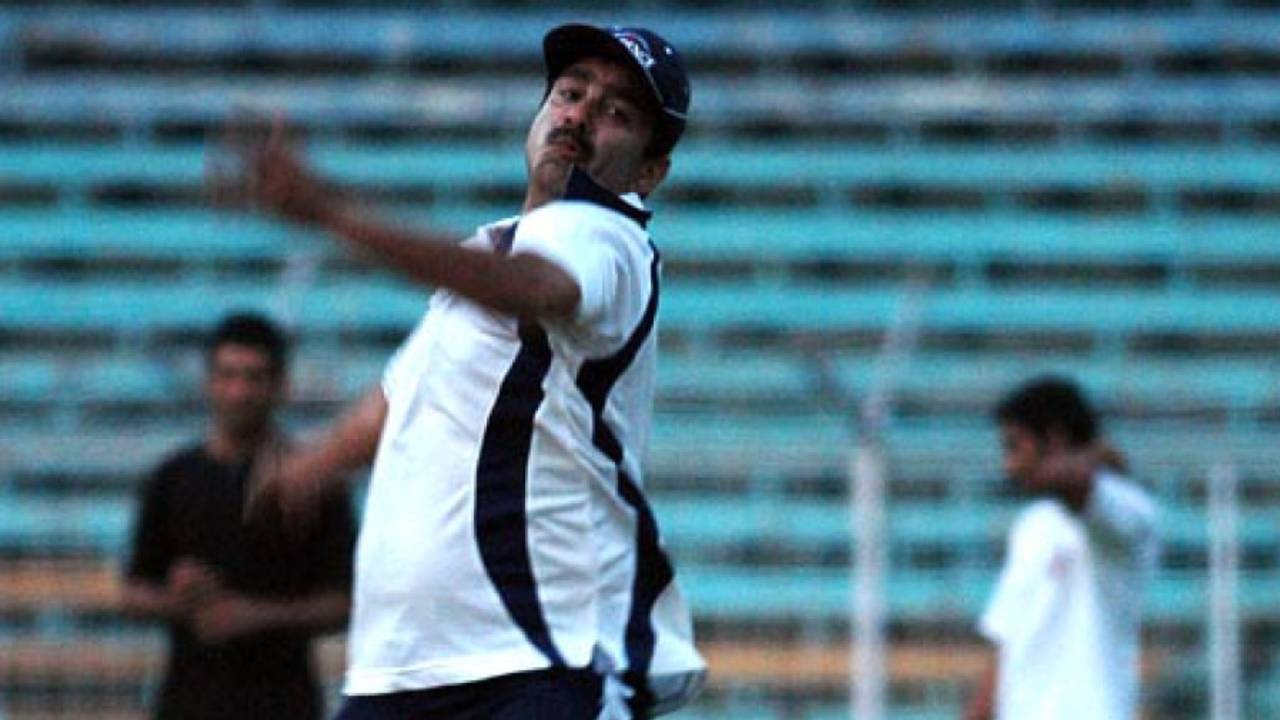 Manoj Prabhakar bowls in practice during his stint as Delhi's bowling coach&nbsp;&nbsp;&bull;&nbsp;&nbsp;Mid-Day