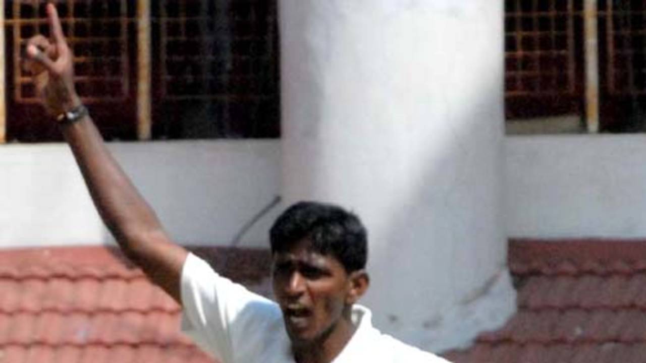 Tamil Nadu's P Amarnath took five wickets in Karnataka's first innings, Tamil Nadu v Karnataka, Ranji Trophy Super League, Group A, 3rd round, Chennai, 3rd day, November 25, 2007 