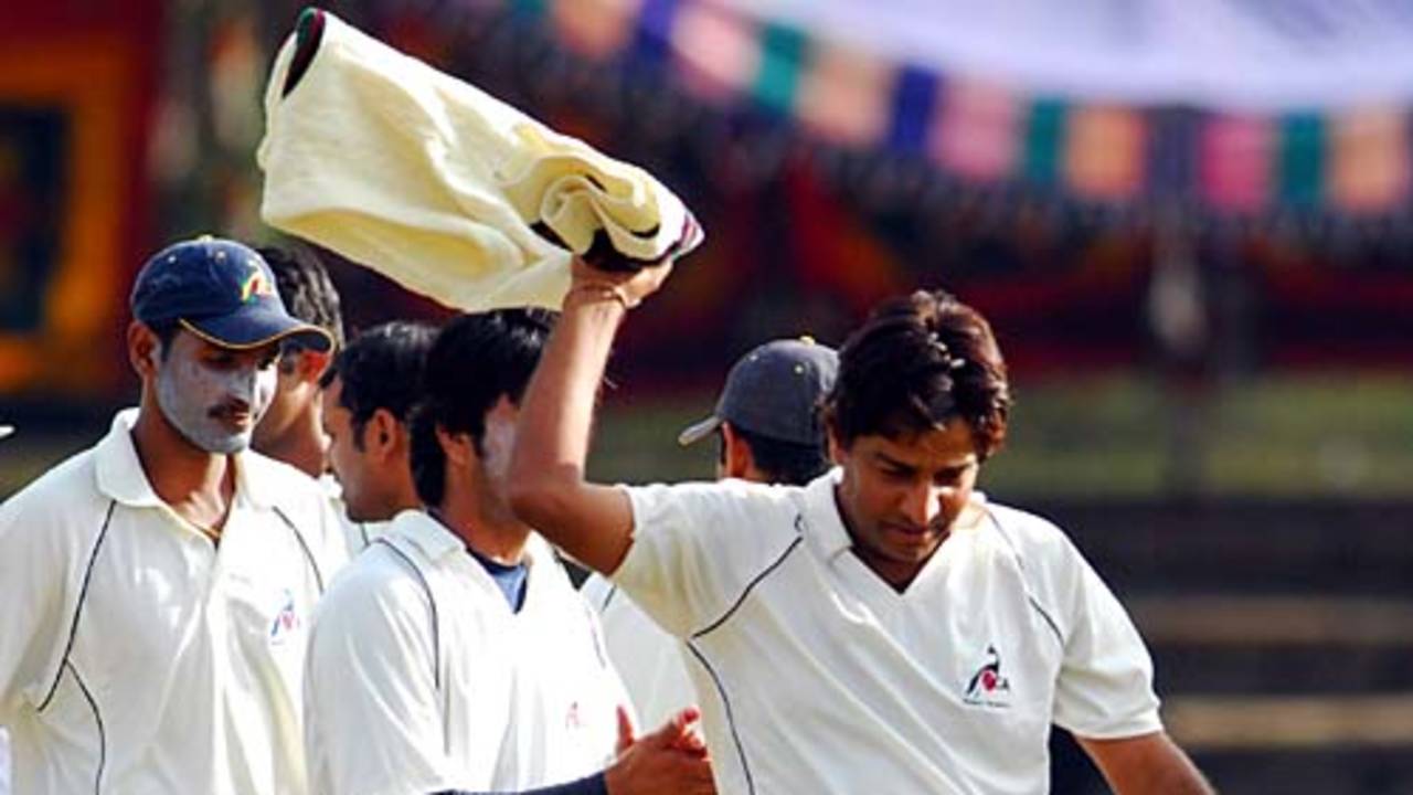 Mohammad Aslam leads his team off the field after Karnataka were bowled out for 329, Karnataka v Rajasthan, Ranji Trophy Super League, Group A, 4th round, 3rd day, Mysore, December 3, 2007
