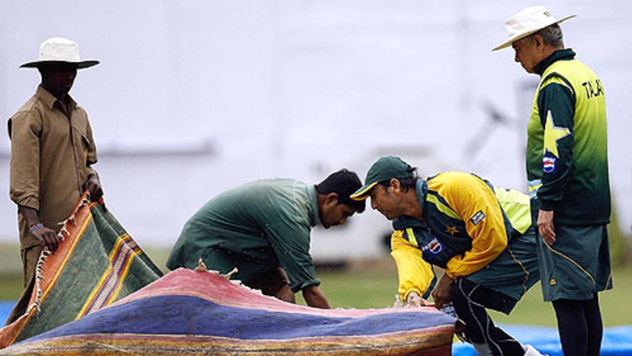 Younis Khan and Talat Ali, Pakistan's manager, take a look at the pitch, Bangalore, December 7, 2007