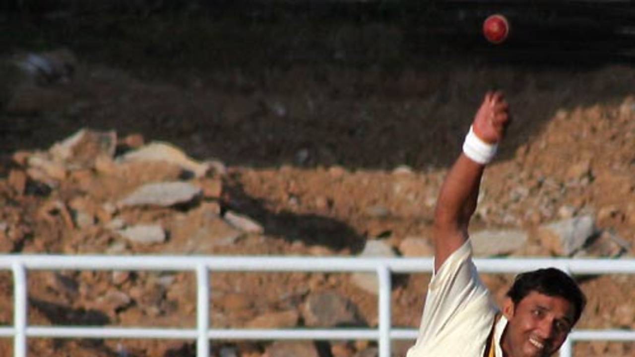 Himachal Pradesh's Sandeep Sharma turns his arm over, Himachal Pradesh v Mumbai, Ranji Trophy Super League, Group A, 6th round, Dharamsala, 4th day, December 20, 2007