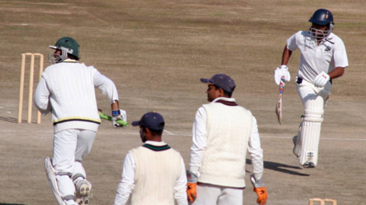 Mukesh Sharma and Hemant Dogra pick up a single during their 127-run stand for the second wicket, Himachal Pradesh v Rajashtan, Ranji Tropy Super League, Group A, 7th round, 1st day, Dharamsala, December 25, 2007 
