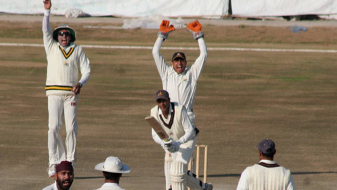 Sarandeep Singh makes an unsuccessful lbw appeal against Shamsher Singh, 
Himachal Pradesh v Rajasthan, Ranji Trophy Super League, Group A, 7th round, 2nd day, Dharamsala, December 26, 2007 
