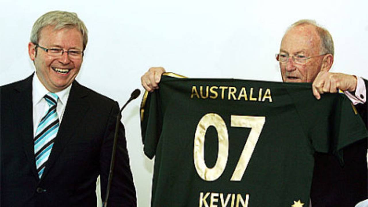 Cricket Australia chairman Creagh O'Connor gives the Australian prime minister Kevin Rudd a customised T-shirt, Australia v India, 1st Test, MCG, December 27, 2007