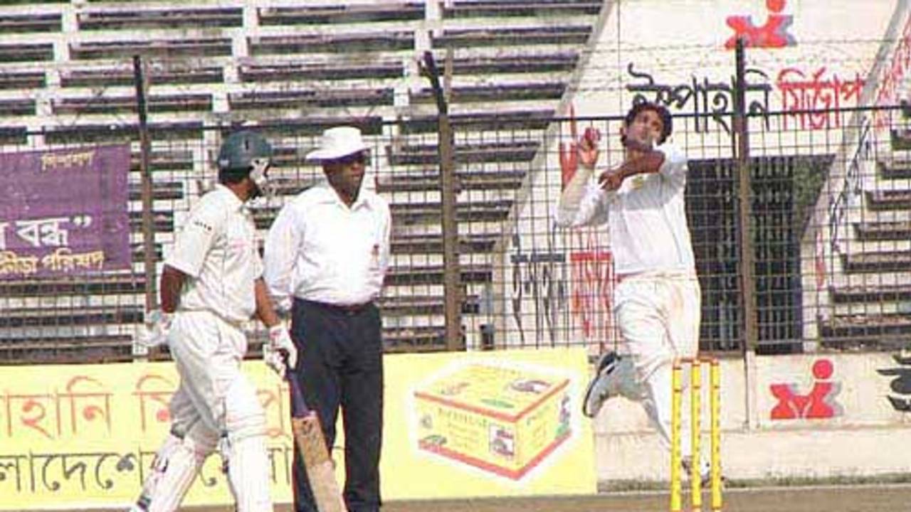 Tareq Aziz in his delivery stride against Sylhet, Chittagong Division v Sylhet Division, Fatullah, January 6, 2008