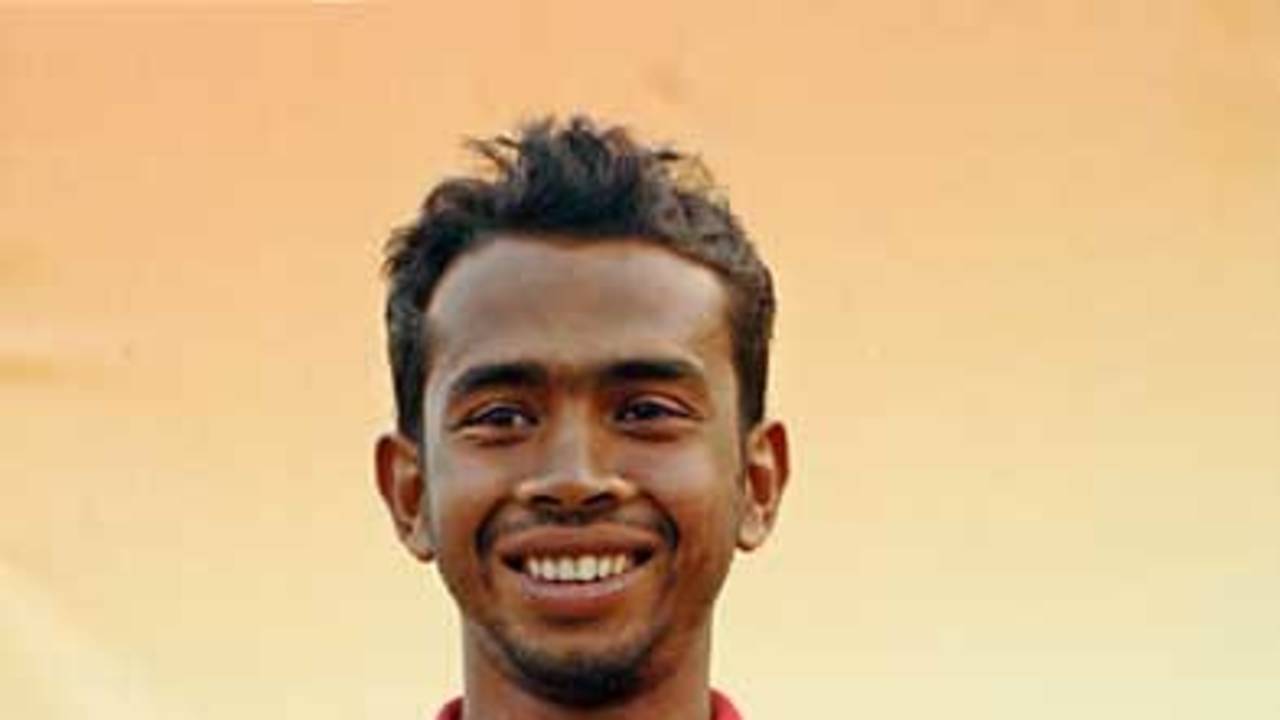 Anwar Hossain collects his Man-of-the-Match award, Dhaka v Rajshahi, National one-day cricket league, Dhaka, January 8, 2008