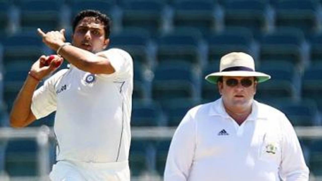 VRV Singh runs in to bowl, ACT XI v Indians, 2nd day, Canberra, January 11, 2008