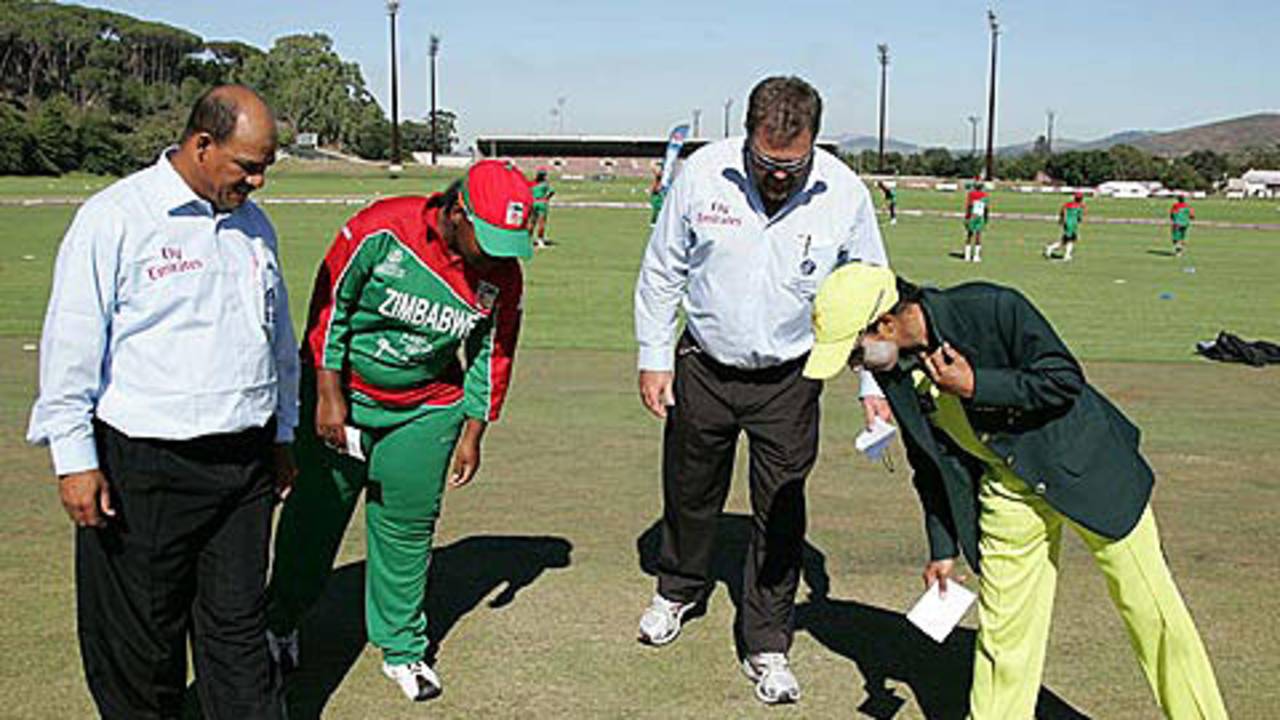 Zimbabwe captain Julie Chibhabha and Pakistan captain Urooj Mumtaz at the toss