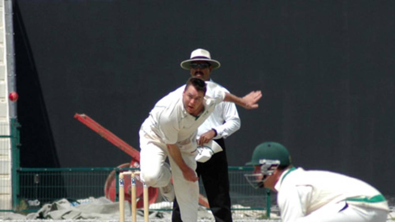 Dave Langford-Smith bustles in, UAE v Ireland, Intercontinental Cup, 3rd day, Abu Dhabi, March 8, 2008 
