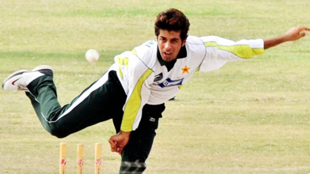 Mansoor Amjad bowls in the nets during Pakistan's training session, Karachi, July 1, 2008