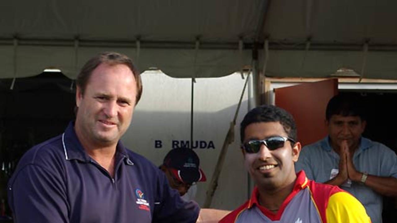 Karun Jethi receives the Man-of-the-Match award for his all-round show, Canada v Bermuda, Tri-series, King City, August 18, 2008