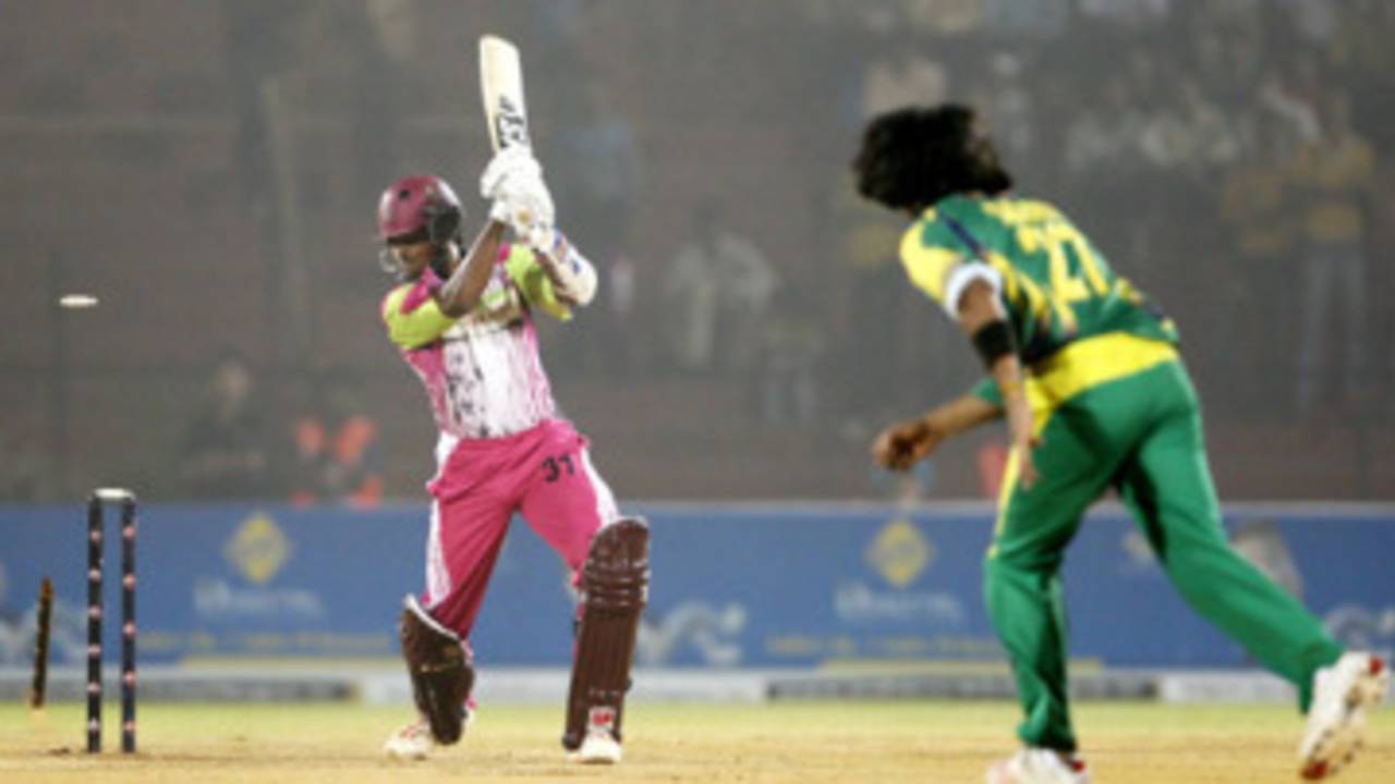 G Vignesh is bowled by Mohammad Sami, Chennai Superstars v Lahore Badshahs, ICL , Ahmedabad, November 10, 2008