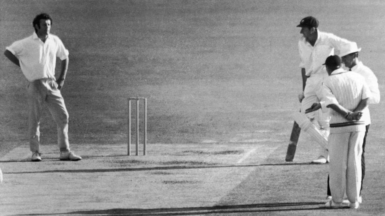 Ray Illingworth talks to umpire Low Rowan as John Snow looks on, Australia v England, second Test, Perth, fifth day, December 16, 1970