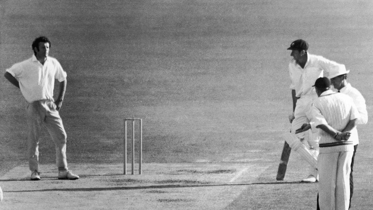 Ray Illingworth talks to umpire Low Rowan as John Snow looks on, Australia v England, second Test, Perth, fifth day, December 16, 1970