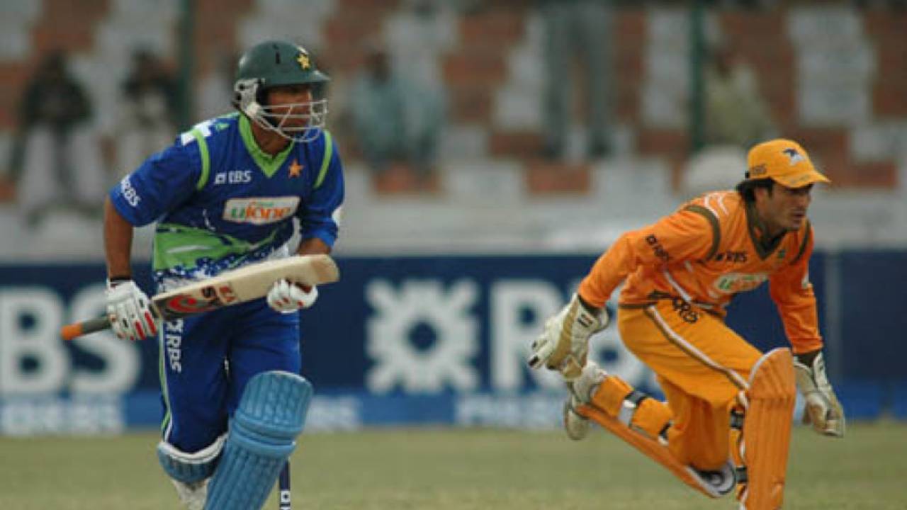 Khurram Manzoor sets out for a run, Sind Dolphins v North West Frontier Province Panthers, Pentangular One Day Cup, Karachi, December 18, 2008 