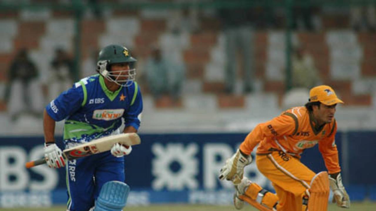 Khurram Manzoor sets out for a run, Sind Dolphins v North West Frontier Province Panthers, Pentangular One Day Cup, Karachi, December 18, 2008 