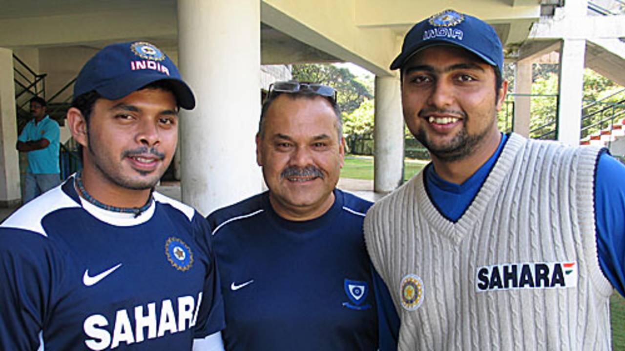 Sreesanth, Dav Whatmore and VRV Singh pose for the cameras at a NCA camp, National Cricket Academy, Bangalore, January 17, 2009