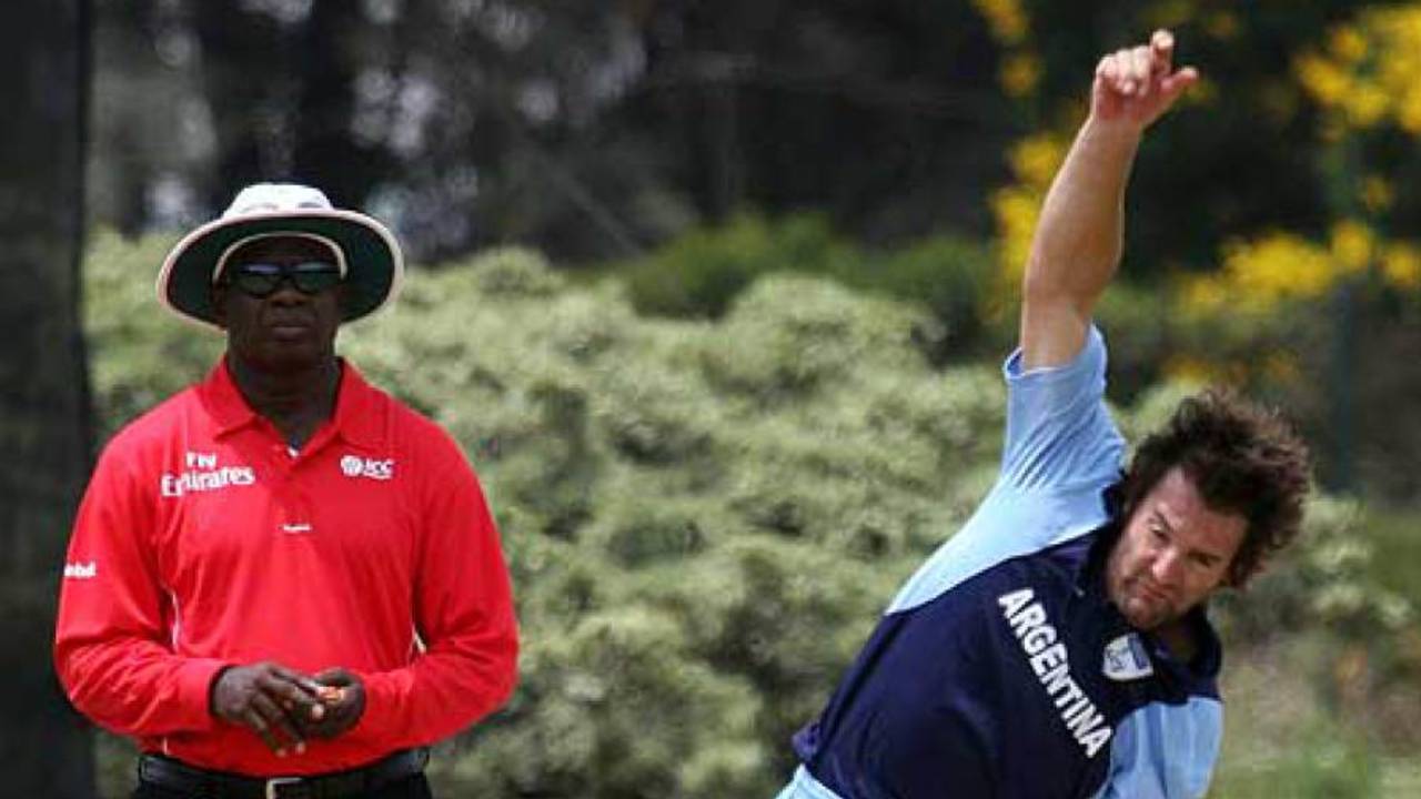 Hamish Barton bowls against Afghanistan, Argentina v Afghanistan, World Cricket League, Buenos Aires, January 27, 2009
